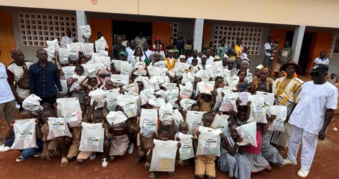 rentree-scolaire-plusieurs-eleves-de-mangboebly-recoivent-des-kits-scolaires