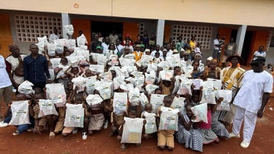rentree-scolaire-plusieurs-eleves-de-mangboebly-recoivent-des-kits-scolaires