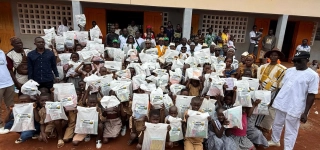 rentree-scolaire-plusieurs-eleves-de-mangboebly-recoivent-des-kits-scolaires