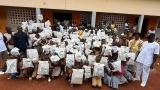 rentree-scolaire-plusieurs-eleves-de-mangboebly-recoivent-des-kits-scolaires