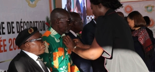 akissi-delta-michel-gohou-michel-bohiri-digbeu-cravate-et-fortune-akakpo-et-une-soixantaine-de-personnalites-decores-par-le-grand-chancelier