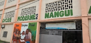 penurie-deau-des-barriques-dans-les-toilettes-le-calvaire-quotidien-du-lycee-moderne-nanguiabrogoua-ii-dadjame