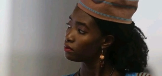 la-dramaturge-camerounaise-hermine-yollo-desormais-le-nouveau-visage-du-theatre-africain-apres-son-sacre-au-prix-rfi-theatre-2026