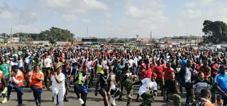 cohesion-nationale-larmee-de-cote-divoire-renforce-ses-liens-avec-les-populations-de-yopougon