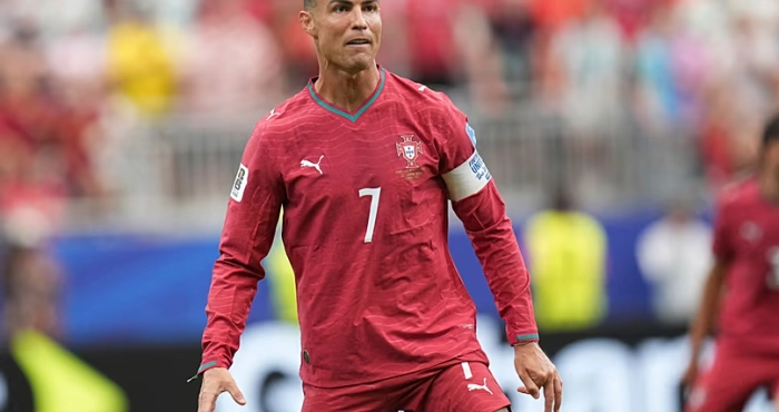 une-semaine-apres-avoir-claque-la-porte-de-la-selection-portugaise-cristiano-ronaldo-sexcuse-et-ouvre-la-porte-a-un-retour