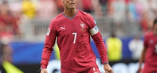 une-semaine-apres-avoir-claque-la-porte-de-la-selection-portugaise-cristiano-ronaldo-sexcuse-et-ouvre-la-porte-a-un-retour