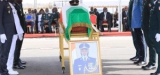 deces-de-fofie-kouakou-larmee-rend-les-honneurs-militaires-au-colonel-major