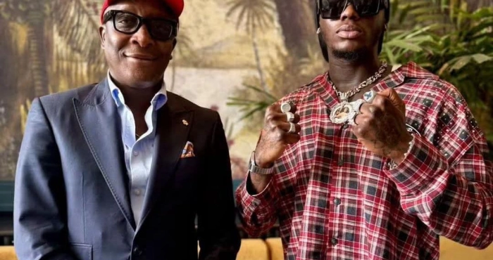 avant-son-concert-a-ebimpe-himra-montera-sur-le-ring-pour-un-combat-de-boxe