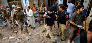 pakistan-au-moins-27-enfants-et-un-enseignant-tues-dans-leffondrement-du-toit-de-leur-ecole