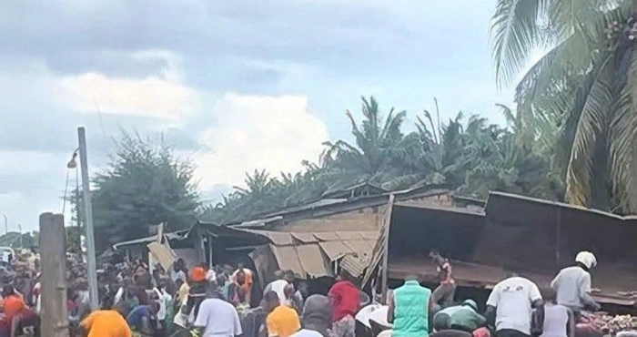accident-a-irobo-un-camion-quitte-la-route-en-terminant-sa-course-sur-des-vendeuses-de-poissons-4-morts-et-plusieurs-blesses