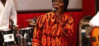 concert-alain-djiz-le-tche-celebre-enflamme-le-cosmos-de-yopougon-et-confirme-son-talent-l
