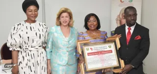 cote-divoire-travail-des-enfants-yao-patricia-sylvie-secretaire-executive-du-cns-recoit-une-distinction