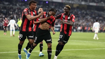 ligue-1-francaise-elye-wahi-claque-un-triple-et-donne-de-lair-a-nice