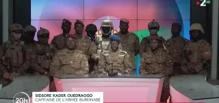 burkina-faso-les-militaires-suspendent-la-constitution