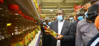 economie-lutte-contre-la-vie-chere-une-delegation-ministerielle-visite-des-commercants-et-industriels