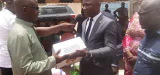 le-conseil-regional-fait-des-dons-de-vivres-et-de-non-vivres-a-communaute-chretienne-catholique-de-sikensi