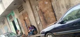 reportage-apres-leur-deguerpissement-sous-haute-tension-dans-la-galere-des-ferrailleurs-de-la-casse-dabobo