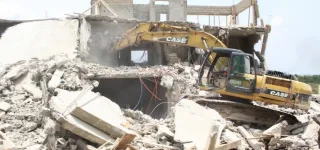 cote-divoire-lavenir-constructions-anarchiques-le-service-de-la-brigade-dinvestigation-et-du-controle-urbain-poursuit-la-serie-de-demolitions-de-batiments-a-bingerville