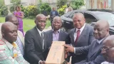 jeune chretien et musulman amadou soumahoro fait don de 4 tonnes de vivres aux journalistes