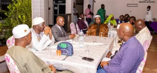 ramadan-2022-le-maire-jean-louis-moulot-offre-une-rupture-collective-de-jeune-aux-imams-de-grand-bassam
