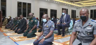 jeune-musulman-tene-birahima-ouattara-et-les-gendarmes-prient-pour-la-paix