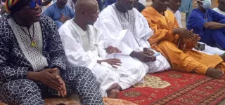 cote-divoire-ramadan-2022-les-fideles-musulmans-de-la-mosquee-nour-islam-dans-la-commune-de-yopougon-reunis-en-grand-nombre-pour-la-priere-du-ramadan