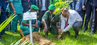 restauration-du-couvert-forestier-ivoirien-le-premier-ministre-patrick-achi-et-une-vingtaine-dautres-personnalites-participent-a-une-operation-de-planting-darbres