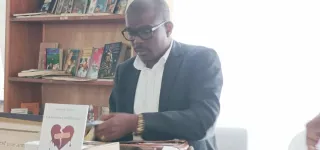 cote-divoire-sila-2022-lecrivain-edmond-kouassi-partage-ses-malheureuses-amours-avec-des-eleves