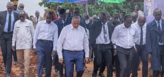 pluie-torrentielle-a-abidjan-le-premier-ministre-patrick-achi-sest-rendu-au-quartier-mossikro-pour-passer-un-message-aux-populations-des-quartiers-a-risques