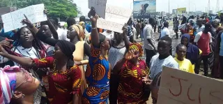 retour-de-gbagbo-en-ci-des-milliers-de-victimes-investissent-la-place-akwaba-de-port-bouet