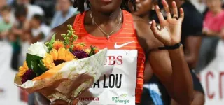 gala-du-chateau-marie-josee-ta-lou-sur-la-haute-marche-du-podium