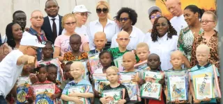 rentree-scolaire-emma-lohoues-comble-des-enfants-albinos