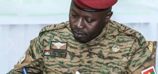 burkina-faso-sous-la-pression-de-la-rue-damiba-renonce-au-pouvoir