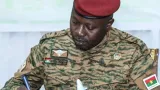burkina faso sous la pression de la rue damiba renonce au pouvoir