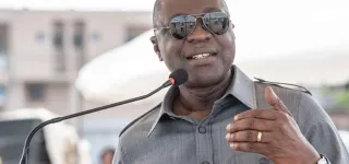 construction-de-latrines-et-equipements-en-mobiliers-le-ministre-amadou-kone-simplique-dans-leducation-a-bouake