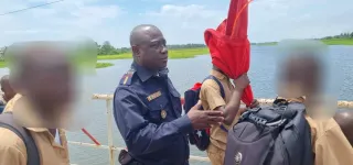 grand-bassam-un-piroguier-sort-un-eleve-de-la-lagune