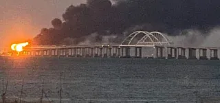 conflit-russie-ukraine-une-voiture-piegee-explose-sur-le-pont-de-la-crimee