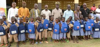 korhogo-remise-de-kits-scolaires-la-fondation-tchepe-gate-500-eleves-de-ponvogo