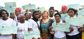 autonomisation-de-la-femme-dominique-ouattara-dote-les-femmes-du-belier-de-300-millions-fcfa