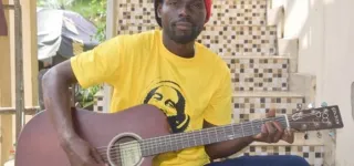 portrait-mnedje-de-morie-artiste-chanteur-le-comptable-chanteur-qui-se-bat-contre-les-assassinats-et-les-emprisonnements-de-journalistes