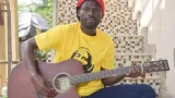 portrait mnedje de morie artiste chanteur le comptable chanteur qui se bat contre les assassinats et les emprisonnements de journalistes