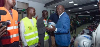 cote-divoire-securite-routiere-distribution-gratuite-de-600-casques-a-bouake