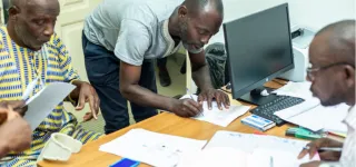 metro-dabidjan-les-nouveaux-impactes-de-port-bouet-recoivent-leurs-cheques-avant-leur-depart-du-30-novembre-2022