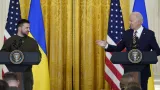 guerre en ukraine joe biden reticent a fournir certaines armes de pointe a zelensky