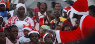 arbre-de-noel-a-cocody-danho-guy-roland-comble-300-enfants-des-six-villages-atchan