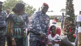 cote divoire gendarmerie nationale le general de corps darmee toure alexandre apalo donne le sourire a plus de 1000 enfants de gendarmes
