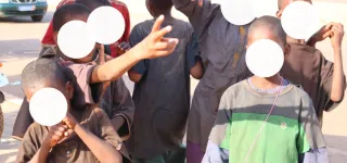 reportage-mendicite-dans-la-galere-des-enfants-talibes-de-ferke