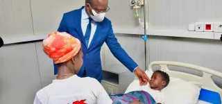 bouake-le-ministre-pierre-dimba-apporte-le-soutien-du-gouvernement-aux-victimes-de-lepidemie-a-kpo-kahankro