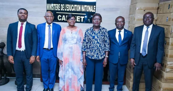 projet-mon-ecole-a-la-maison-lunfpa-fait-don-dordinateurs-et-de-smartphones-au-ministere