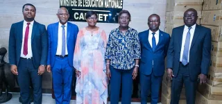 projet-mon-ecole-a-la-maison-lunfpa-fait-don-dordinateurs-et-de-smartphones-au-ministere